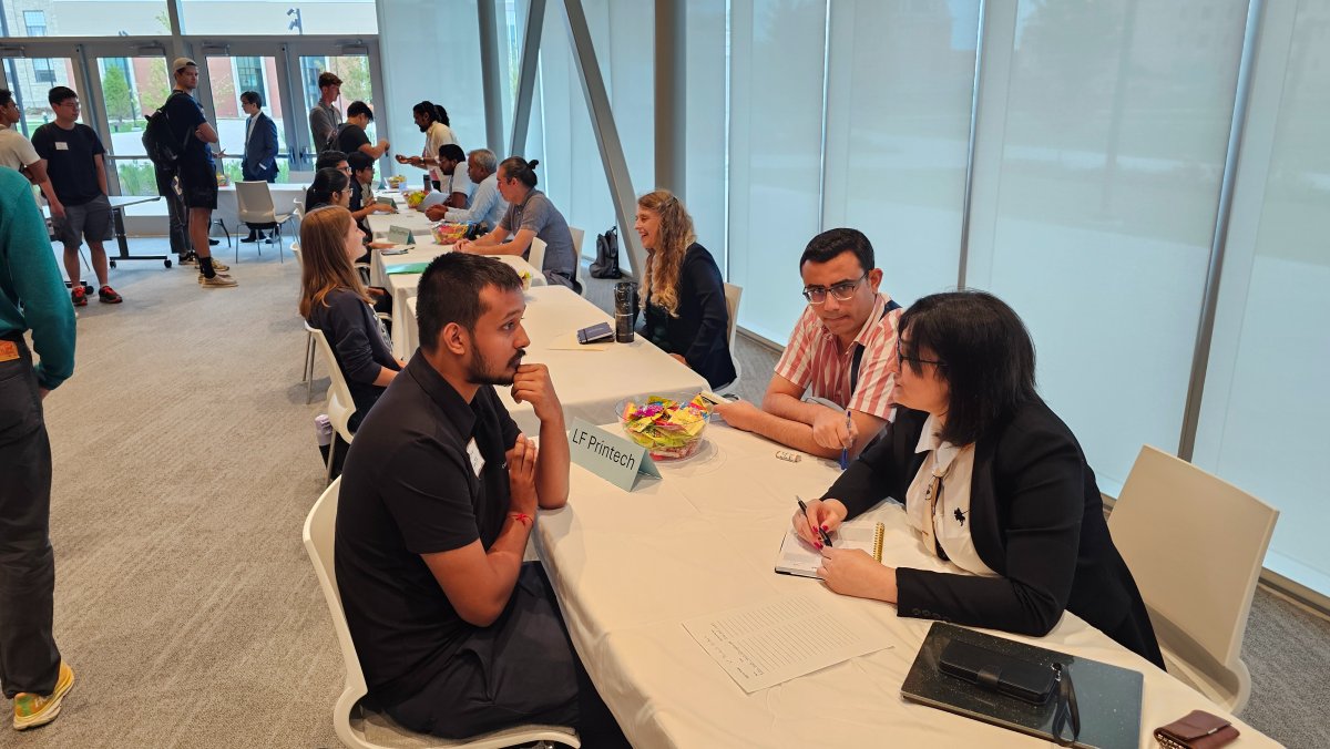 Miner Founder Match - Students and founders talking